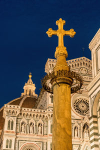 Florenz, Piazza San Giovanni, Kreuz, Symbol, beleuchtet Florenz, Piazza San Giovanni, Kreuz, Symbol, beleuchtet