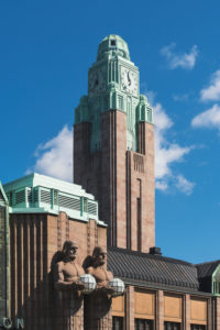 Helsinki, Finnland, Hauptbahnhof, Uhrenturm und Statuen von Emil Wikström, Jugendstil und Neoklassizismus Helsinki, Finnland, Hauptbahnhof, Uhrenturm und Statuen von Emil Wikström, Jugendstil und Neoklassizismus