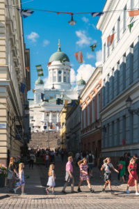 Helsinki, Altstadt, Blick vom Marktviertel zum Dom, Besucher Helsinki, Altstadt, Blick vom Marktviertel zum Dom, Besucher