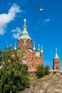 Helsinki, Uspenski-Kathedrale, Besucher pausieren auf Felsen Helsinki, Uspenski-Kathedrale, Besucher pausieren auf Felsen