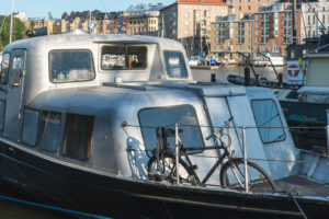 Helsinki, Halkolaituri-Kai, Hafen historischer Schiffe, Boot mit Fahrrad Helsinki, Halkolaituri-Kai, Hafen historischer Schiffe, Boot mit Fahrrad