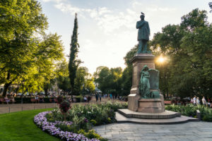 Helsinki, Esplanadi Park, Sommer, Abendstimmung, Denkmal Johan Ludvig Runeberg Helsinki, Esplanadi Park, Sommer, Abendstimmung, Denkmal Johan Ludvig Runeberg