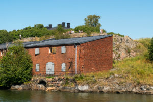 Helsinki, Insel Suomenlinna, Seefestung, Artillerie-Bucht (Tykistölahdesta), Felsen mit Besuchern Helsinki, Insel Suomenlinna, Seefestung, Artillerie-Bucht (Tykistölahdesta), Felsen mit Besuchern