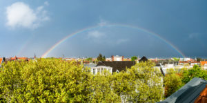 Berlin, Straße, Dachgeschoss, Linden, Platanen, kompletter Regenbogen Berlin, Straße, Dachgeschoss, Linden, Platanen, kompletter Regenbogen