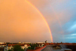 Berlin, Dachterrasse, Regenbogen und Nebenregenbogen Berlin, Dachterrasse, Regenbogen und Nebenregenbogen
