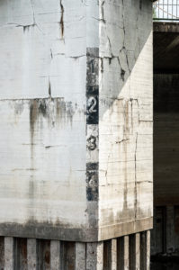 Duisburg, Innenhafen, Schwanentor, Pegel, verwittert Duisburg, Innenhafen, Schwanentor, Pegel, verwittert
