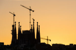 Barcelona, Sagrada Familia mit Baukränen als Silhouette, Abendlicht Barcelona, Sagrada Familia mit Baukränen als Silhouette, Abendlicht