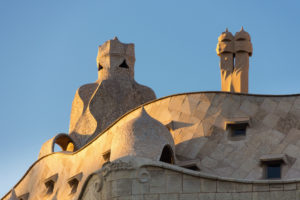 Barcelona, Casa Milá, La Pedrera, Antoni Gaudi, Architekturdenkmal, Dachkonstruktion mit Belüftungsschächten Barcelona, Casa Milá, La Pedrera, Antoni Gaudi, Architekturdenkmal, Dachkonstruktion mit Belüftungsschächten
