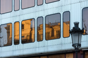 Barcelona, moderne Fassade mit Altbauspiegelung, Kontrast Barcelona, moderne Fassade mit Altbauspiegelung, Kontrast
