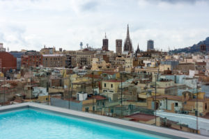 Barcelona, Dachterrasse, Pool, Stadtblick, Morgenlicht Barcelona, Dachterrasse, Pool, Stadtblick, Morgenlicht