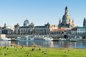 Dresden, Elbe riverbank, view of the old town, Frauenkirche, evening scene