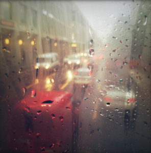 Fenster, Regentropfen, Strasse, Autos Fenster, Regentropfen, Strasse, Autos