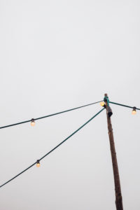 Lichterkette, Glühbirne, Strommasten, grauer Himmel, Lichterkette, Glühbirne, Strommasten, grauer Himmel,