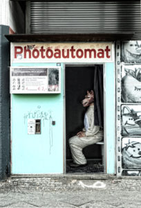 Photoautomat, Person mit Kostüm und Wolfsmaske, Selbstauslöser, Foto, Selfie Photoautomat, Person mit Kostüm und Wolfsmaske, Selbstauslöser, Foto, Selfie