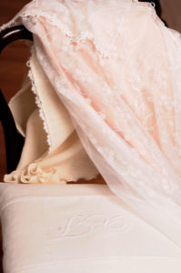 Stoff, Kleid, Stuhl, Hochzeitskleid auf Stuhl Stoff, Kleid, Stuhl, Hochzeitskleid auf Stuhl
