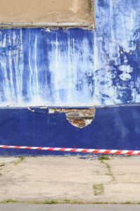 Blaue Wand, Wand, Absperrband, Hinterhof Blaue Wand, Wand, Absperrband, Hinterhof