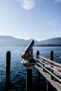 Tegernsee, Bayern, Deutschland, Fernrohr, Aussicht, beobachten, entdecken, See, Ausflugsziel ,menschenleer, blauer Himmel, Wasser, Tourismus, Reisen, Steg, Absperrband, Berge Tegernsee, Bayern, Deutschland, Fernrohr, Aussicht, beobachten, entdecken, See, Ausflugsziel ,menschenleer, blauer Himmel, Wasser, Tourismus, Reisen, Steg, Absperrband, Berge