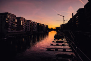Frankfurt am Main, Häuser am Wasser bei Sonnenuntergang Frankfurt am Main, Häuser am Wasser bei Sonnenuntergang