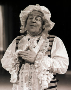 chamber singer Reiner Suess, the passbuffo of the Berlin State Opera, moderated the popular DFF entertainment program "There is music in there" from 1968 to 1985, produced in the house of the cheerful muse in Leipzig. With around one hundred programs, this cult program became a long-running hit of television entertainment in the GDR. Reiner Suess disguised in one of his numerous vocal roles. chamber singer Reiner Suess, the passbuffo of the Berlin State Opera, moderated the popular DFF entertainment program "There is music in there" from 1968 to 1985, produced in the house of the cheerful muse in Leipzig. With around one hundred programs, this cult program became a long-running hit of television entertainment in the GDR. Reiner Suess disguised in one of his numerous vocal roles.