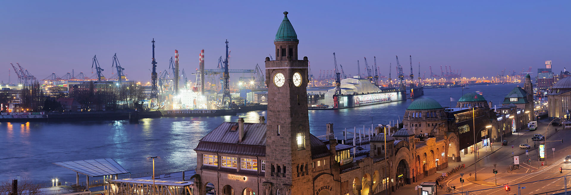 Pegelturm an den St.Pauli Landungsbrücken mit Blick zum Hafen, Hamburg, Deutschland Pegelturm an den St.Pauli Landungsbrücken mit Blick zum Hafen, Hamburg, Deutschland