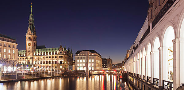 Rathaus und Alsterarkaden an der kleinen Alster, Hamburg, Deutschland Rathaus und Alsterarkaden an der kleinen Alster, Hamburg, Deutschland