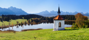 Kapelle am Hergratsrieder See mit Allgäuer Alpen, bei Füssen, Allgäu, Ostallgäu, Bayern, Deutschland Kapelle am Hergratsrieder See mit Allgäuer Alpen, bei Füssen, Allgäu, Ostallgäu, Bayern, Deutschland