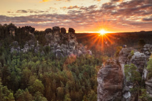 Bastei bei Sonnenaufgang, Rathen, Elbsandsteingebirge, Nationalpark Sächsische Schweiz, Sachsen, Deutschland Bastei bei Sonnenaufgang, Rathen, Elbsandsteingebirge, Nationalpark Sächsische Schweiz, Sachsen, Deutschland