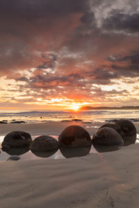 Moeraki Boulders bei Sonnenaufgang, Moeraki Beach, Otago, Südinsel, Neuseeland, Ozeanien Moeraki Boulders bei Sonnenaufgang, Moeraki Beach, Otago, Südinsel, Neuseeland, Ozeanien