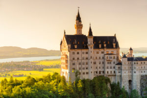 Blick von der Marienbrücke auf Schloss Neuschwanstein, den Forggensee und das Alpenvorland, Schwangau, bayerische Alpen, Allgäu, Schwaben, Bayern, Deutschland Blick von der Marienbrücke auf Schloss Neuschwanstein, den Forggensee und das Alpenvorland, Schwangau, bayerische Alpen, Allgäu, Schwaben, Bayern, Deutschland