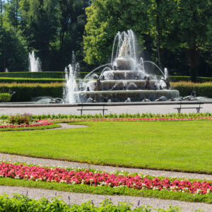 Brunnen im Park von Schloss Herrenchiemsee, Herreninsel im Chiemsee, Oberbayern, Deutschland Brunnen im Park von Schloss Herrenchiemsee, Herreninsel im Chiemsee, Oberbayern, Deutschland