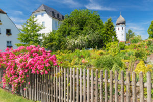 Klostergarten und Glockenturm von Kloster Frauenwörth auf der Fraueninsel, Chiemsee, Oberbayern, Deutschland Klostergarten und Glockenturm von Kloster Frauenwörth auf der Fraueninsel, Chiemsee, Oberbayern, Deutschland