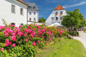 Restaurant Klosterwirt am Kloster Frauenwörth auf der Fraueninsel, Chiemsee, Oberbayern, Deutschland Restaurant Klosterwirt am Kloster Frauenwörth auf der Fraueninsel, Chiemsee, Oberbayern, Deutschland