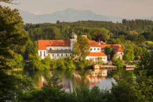Kloster Seeon am Seeoner See bei Sonnenuntergang, Chiemgau, Oberbayern, Deutschland Kloster Seeon am Seeoner See bei Sonnenuntergang, Chiemgau, Oberbayern, Deutschland