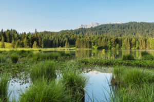 Karwendelgebirge spiegelt sich im Geroldsee bei Tagesanbruch, Klais, Oberbayern, Bayern, Deutschland Karwendelgebirge spiegelt sich im Geroldsee bei Tagesanbruch, Klais, Oberbayern, Bayern, Deutschland