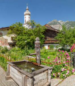 Brunnen und Polznkasparhaus und Kirche St.Martin am Mohrenplatz, Garmisch-Partenkirchen, Oberbayern, Bayern, Deutschland Brunnen und Polznkasparhaus und Kirche St.Martin am Mohrenplatz, Garmisch-Partenkirchen, Oberbayern, Bayern, Deutschland
