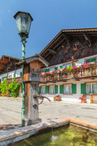 Geschmückte Häuser in der Sonnenstraße im Ortsteil Garmisch, Garmisch-Partenkirchen, Oberbayern, Bayern, Deutschland Geschmückte Häuser in der Sonnenstraße im Ortsteil Garmisch, Garmisch-Partenkirchen, Oberbayern, Bayern, Deutschland