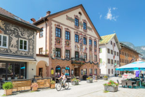Gasthof zum Rassen, Ludwigsstraße, Ortsteil Partenkirchen, Garmisch-Partenkirchen, Oberbayern, Bayern, Deutschland Gasthof zum Rassen, Ludwigsstraße, Ortsteil Partenkirchen, Garmisch-Partenkirchen, Oberbayern, Bayern, Deutschland