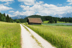 Weg am Geroldsee mit Blick zum Karwendelgebirge bei Klais, Oberbayern, Bayern, Deutschland Weg am Geroldsee mit Blick zum Karwendelgebirge bei Klais, Oberbayern, Bayern, Deutschland