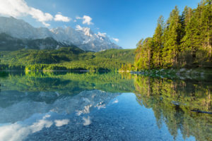 Eibsee gegen Zugspitze, bei Grainau, Werdenfelser Land, Bayern, Deutschland Eibsee gegen Zugspitze, bei Grainau, Werdenfelser Land, Bayern, Deutschland