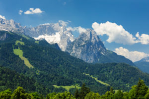Blick auf das Wettersteingebirge und das Zugspitzmassiv, Garmisch-Partenkirchen, Oberbayern, Deutschland Blick auf das Wettersteingebirge und das Zugspitzmassiv, Garmisch-Partenkirchen, Oberbayern, Deutschland