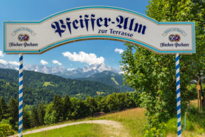 Blick von der Pfeiffer Alm auf das Wettersteingebirge und das Zugspitzmassiv, Garmisch-Partenkirchen, Oberbayern, Deutschland Blick von der Pfeiffer Alm auf das Wettersteingebirge und das Zugspitzmassiv, Garmisch-Partenkirchen, Oberbayern, Deutschland