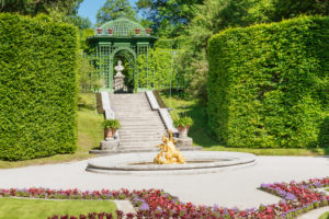 Brunnen und Pavillon im Schlossgarten von Schloss Linderhof, Oberbayern, Bayern, Deutschland Brunnen und Pavillon im Schlossgarten von Schloss Linderhof, Oberbayern, Bayern, Deutschland