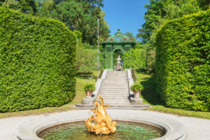 Brunnen und Pavillon im Schlossgarten von Schloss Linderhof, Oberbayern, Bayern, Deutschland Brunnen und Pavillon im Schlossgarten von Schloss Linderhof, Oberbayern, Bayern, Deutschland
