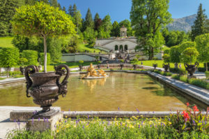 Wasserparterre und Venustempel von Schloss Linderhof, Oberbayern, Bayern, Deutschland Wasserparterre und Venustempel von Schloss Linderhof, Oberbayern, Bayern, Deutschland