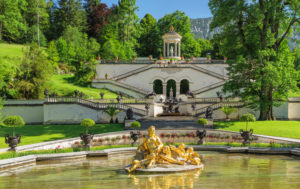 Wasserparterre mit Florabrunnen und Venustempel, Schloss Linderhof, Oberbayern, Bayern, Deutschland Wasserparterre mit Florabrunnen und Venustempel, Schloss Linderhof, Oberbayern, Bayern, Deutschland