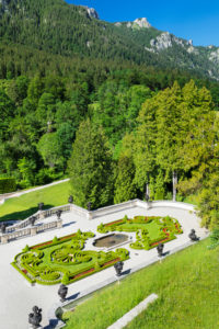 Schlosspark über der Treppenanlage, Schloss Linderhof, Ammergebirge, Oberbayern, Bayern, Deutschland Schlosspark über der Treppenanlage, Schloss Linderhof, Ammergebirge, Oberbayern, Bayern, Deutschland