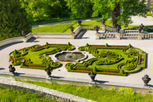 Schlosspark über der Treppenanlage, Schloss Linderhof, Ammergebirge, Oberbayern, Bayern, Deutschland Schlosspark über der Treppenanlage, Schloss Linderhof, Ammergebirge, Oberbayern, Bayern, Deutschland