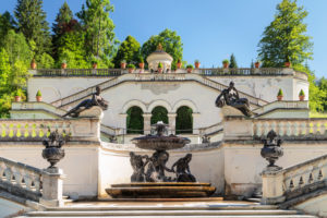 Brunnen an der Treppenanlage zum Venustempel, Schloss Linderhof, Oberbayern, Bayern, Deutschland Brunnen an der Treppenanlage zum Venustempel, Schloss Linderhof, Oberbayern, Bayern, Deutschland