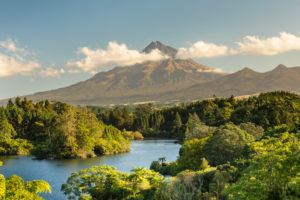 Lake Mangamahoe mit Mount Taranaki (2518m), Egmont-Nationalpark, Taranaki, Nordinsel, Neuseeland, Ozeanien Lake Mangamahoe mit Mount Taranaki (2518m), Egmont-Nationalpark, Taranaki, Nordinsel, Neuseeland, Ozeanien