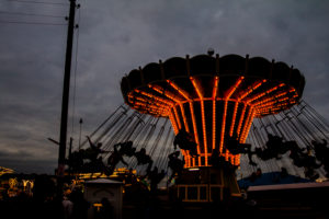 Kettenkarussell auf einem Volksfest, entspannter Freizeitspaß für Jung und Alt Kettenkarussell auf einem Volksfest, entspannter Freizeitspaß für Jung und Alt